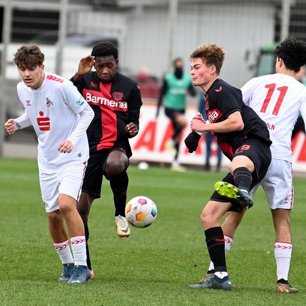 16.12.2023, Fussball-B-Junioren Bundesliga
Bayer 04 Leverkusen-1.FC Köln
links: Alessandro Puzzo (Köln)
mitte: Naba Mensah (Bayer)
rechts: Ben Hawighorst (Bayer)
Foto: Uli Herhaus