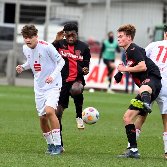 16.12.2023, Fussball-B-Junioren Bundesliga
Bayer 04 Leverkusen-1.FC Köln
links: Alessandro Puzzo (Köln)
mitte: Naba Mensah (Bayer)
rechts: Ben Hawighorst (Bayer)
Foto: Uli Herhaus