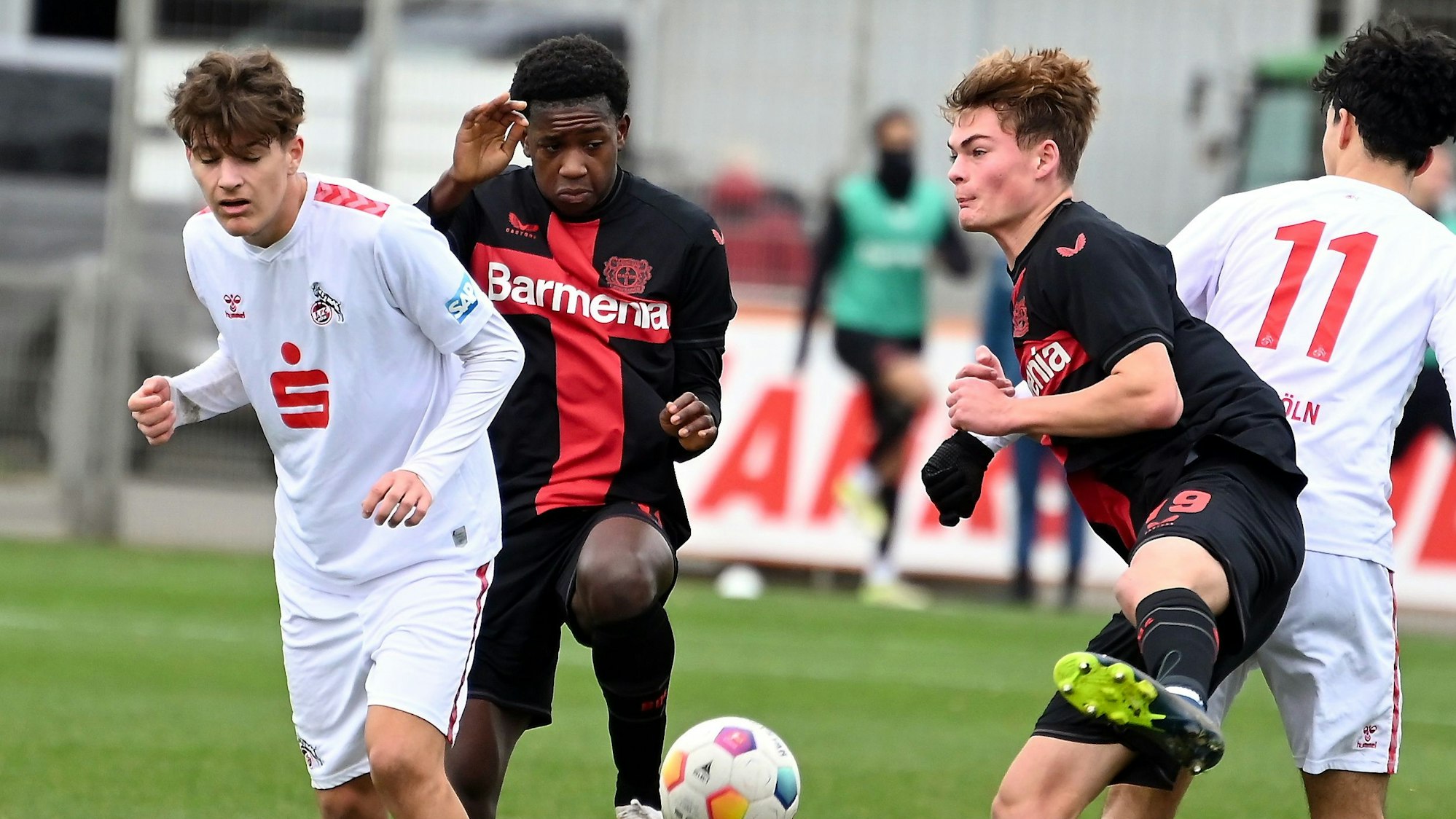 16.12.2023, Fussball-B-Junioren Bundesliga
Bayer 04 Leverkusen-1.FC Köln
links: Alessandro Puzzo (Köln)
mitte: Naba Mensah (Bayer)
rechts: Ben Hawighorst (Bayer)
Foto: Uli Herhaus