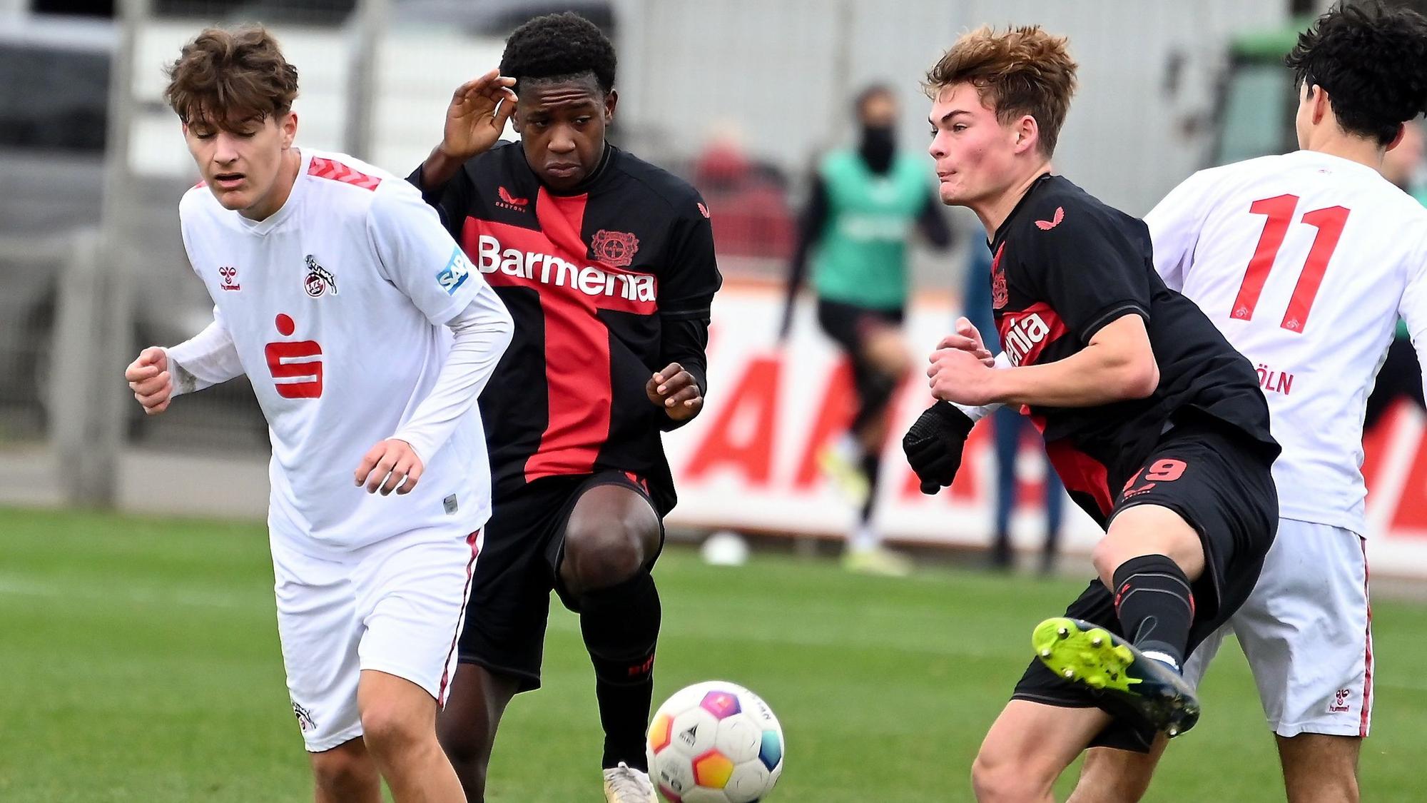 16.12.2023, Fussball-B-Junioren Bundesliga
Bayer 04 Leverkusen-1.FC Köln
links: Alessandro Puzzo (Köln)
mitte: Naba Mensah (Bayer)
rechts: Ben Hawighorst (Bayer)
Foto: Uli Herhaus