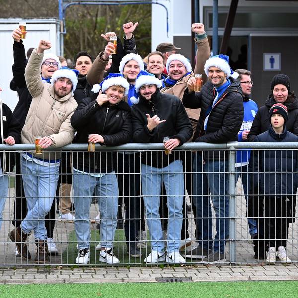Fans mit blauen Weihnachtsmützen