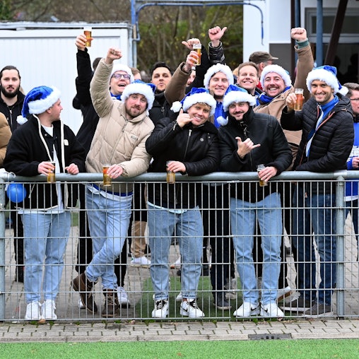Fans mit blauen Weihnachtsmützen