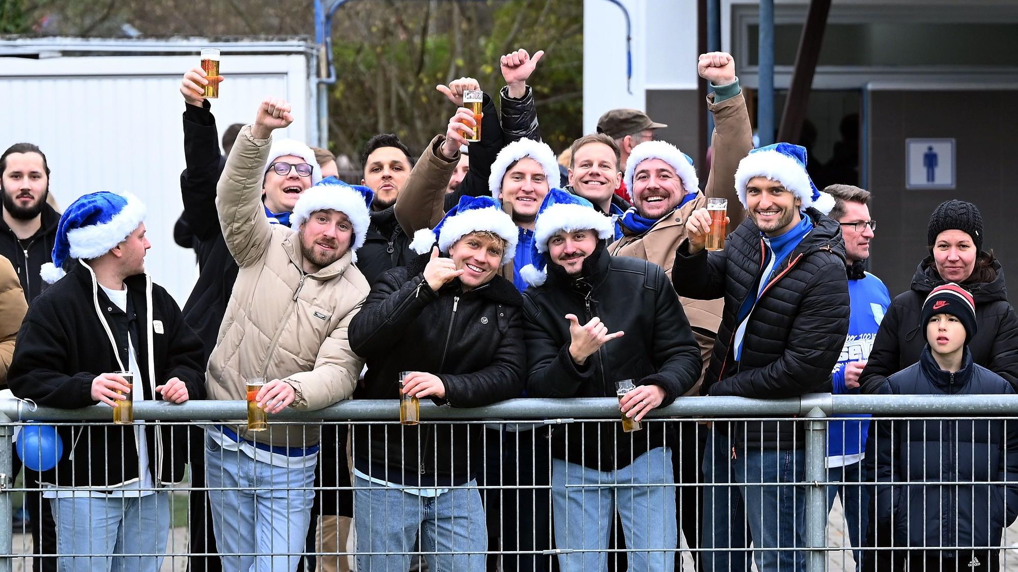 Fans mit blauen Weihnachtsmützen