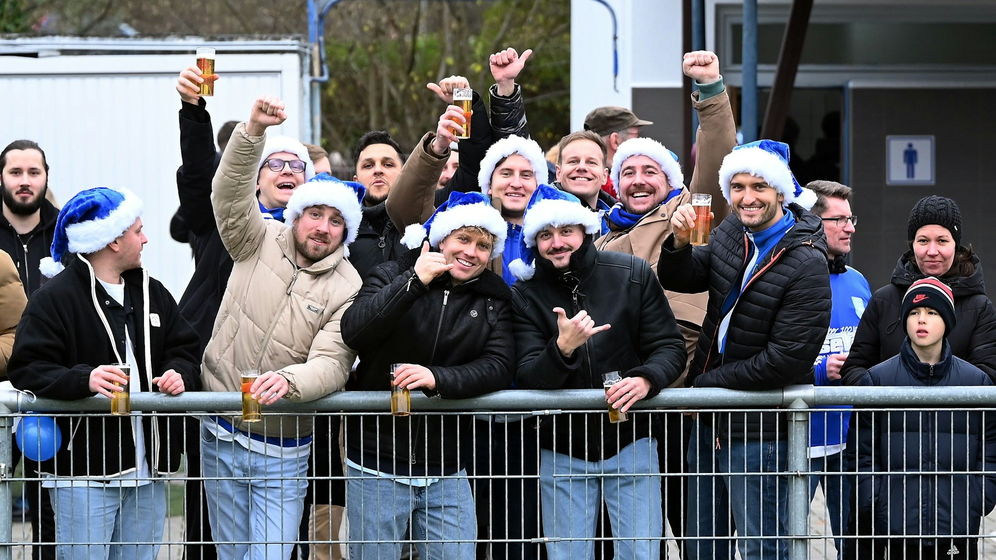 Fans mit blauen Weihnachtsmützen