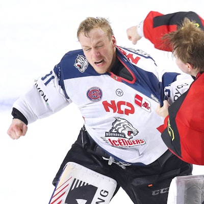 Die Torhüter Tobias Ancicka (Köln) und Niklas Treutle (Nürnberg) liefern sich einen Goalie Fight.