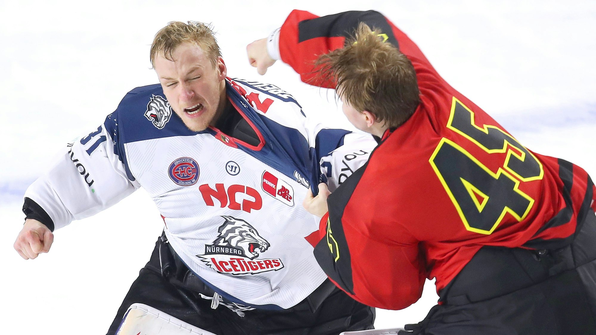 Die Torhüter Tobias Ancicka (Köln) und Niklas Treutle (Nürnberg) liefern sich einen Goalie Fight.