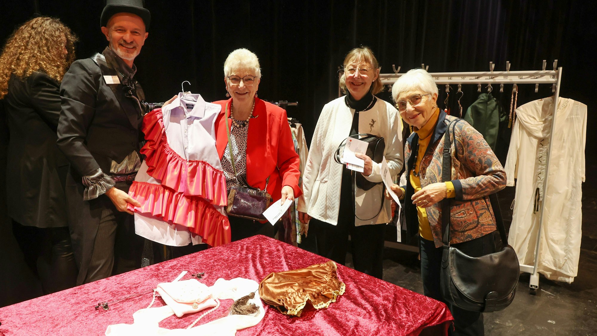 16.12..2023
Köln:
Traditionelle Rotkreuz-Benefizmatinee für Menschen in Not. Auch eine große Rotkreuz-Tombola mit zahlreichen attraktiven Preisen sowie der Kostümverkauf aus dem Opernfundus gehören zum Rahmenprogramm der beliebten Veranstaltung.
Uschi, Inge und Helga
Foto: Martina Goyert