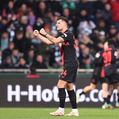 Leverkusens Granit Xhaka geht voran.