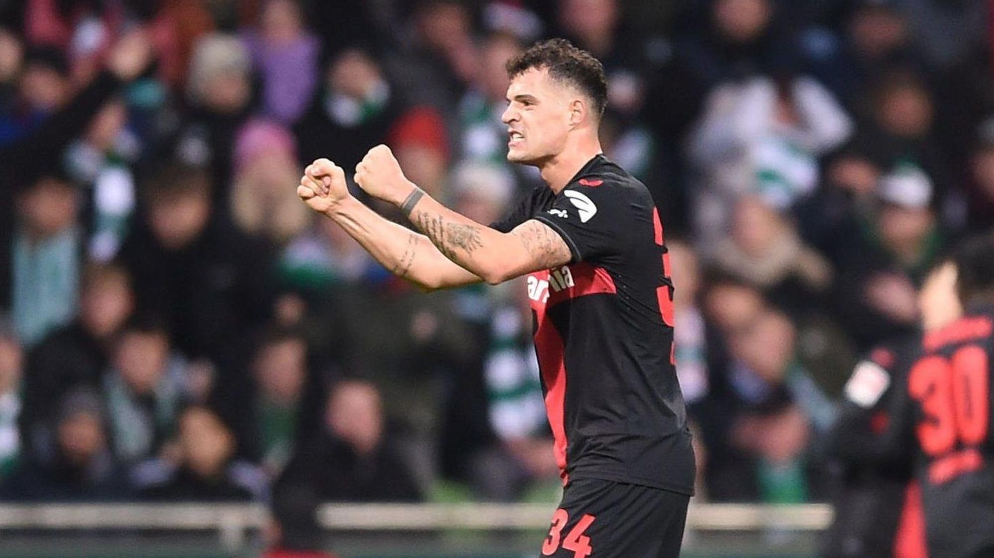Leverkusens Granit Xhaka geht voran.