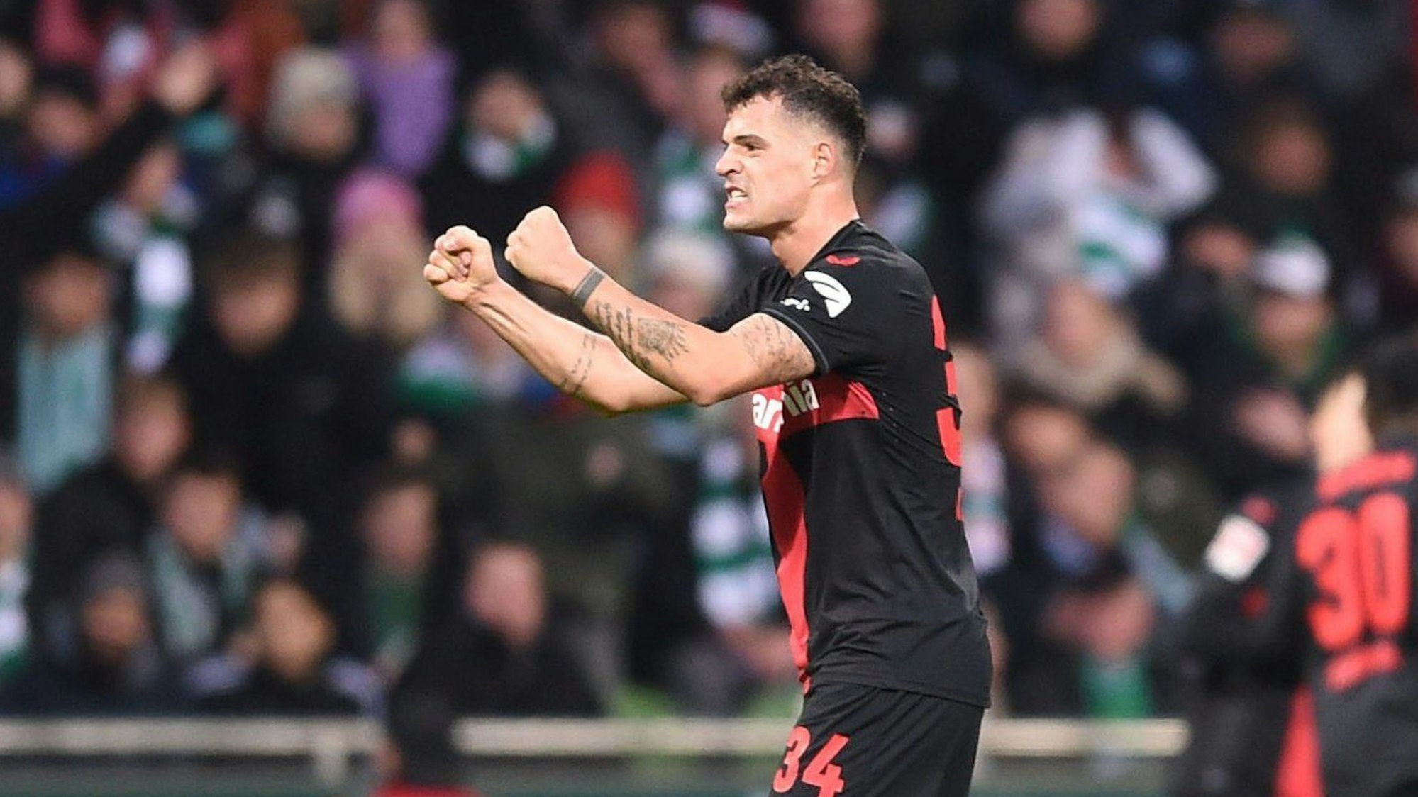 Leverkusens Granit Xhaka geht voran.