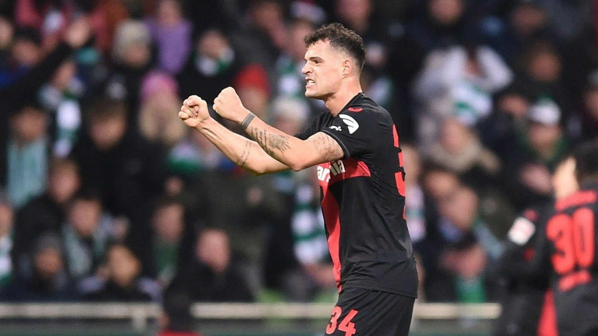 Leverkusens Granit Xhaka geht voran.