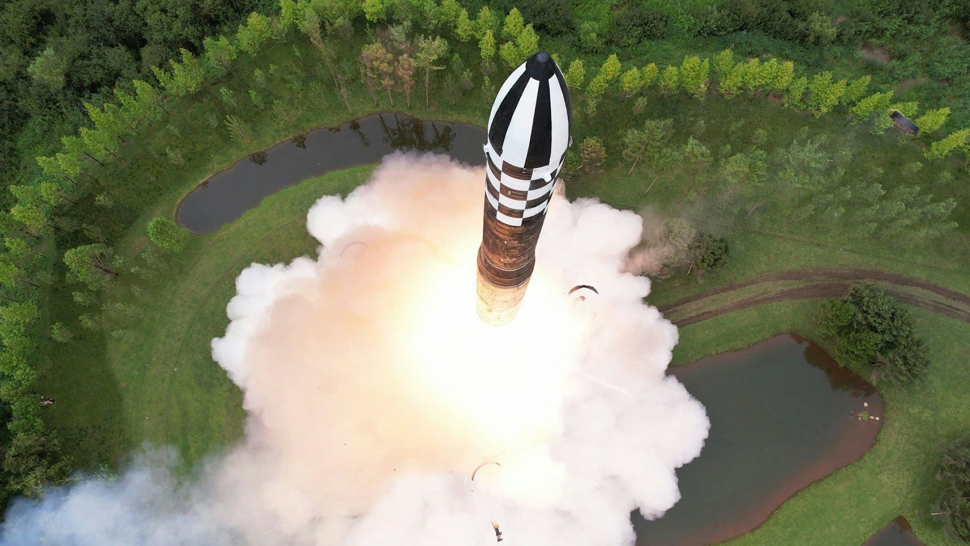 Eine mutmaßliche Interkontinetalrakete startet von einer Abschussrampe.