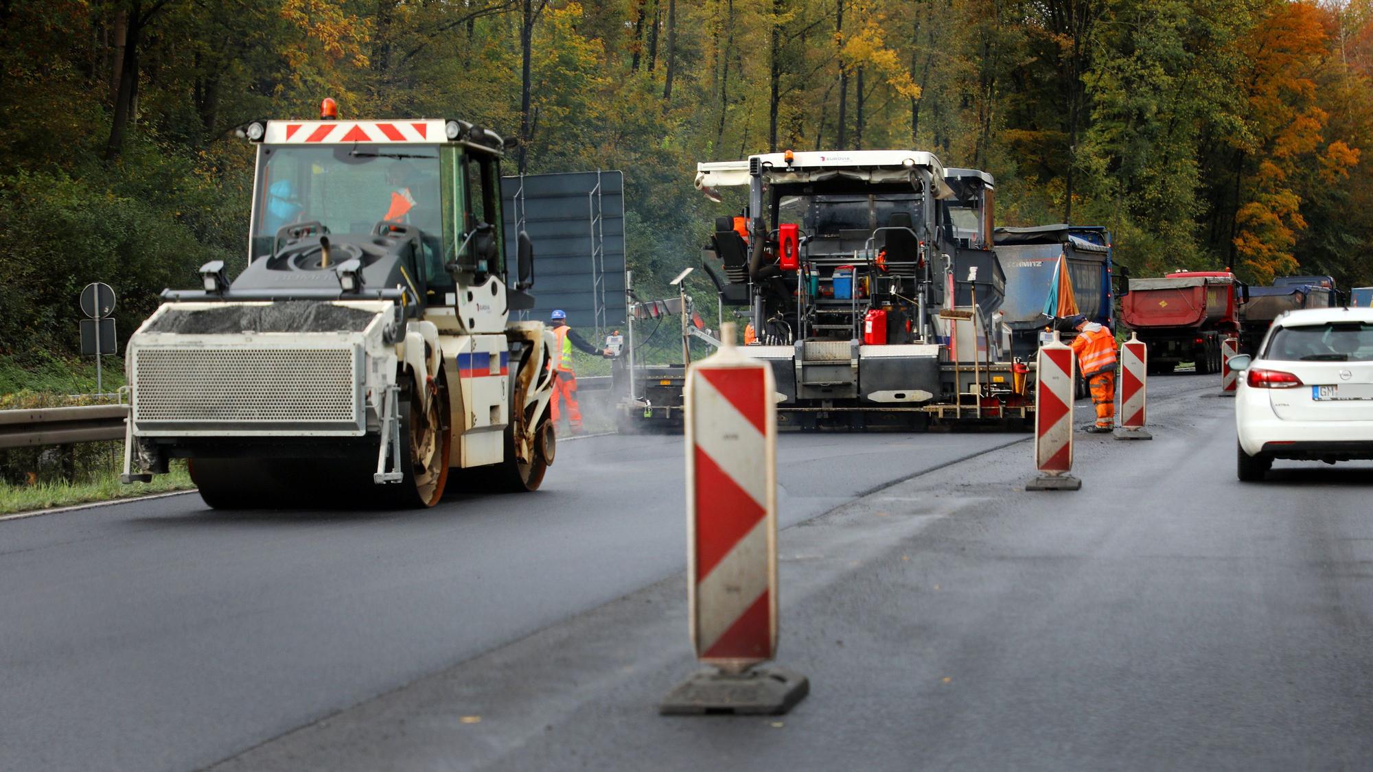 Bauarbeiter sanieren die Fahrbahn auf der A4 in Richtung Köln.