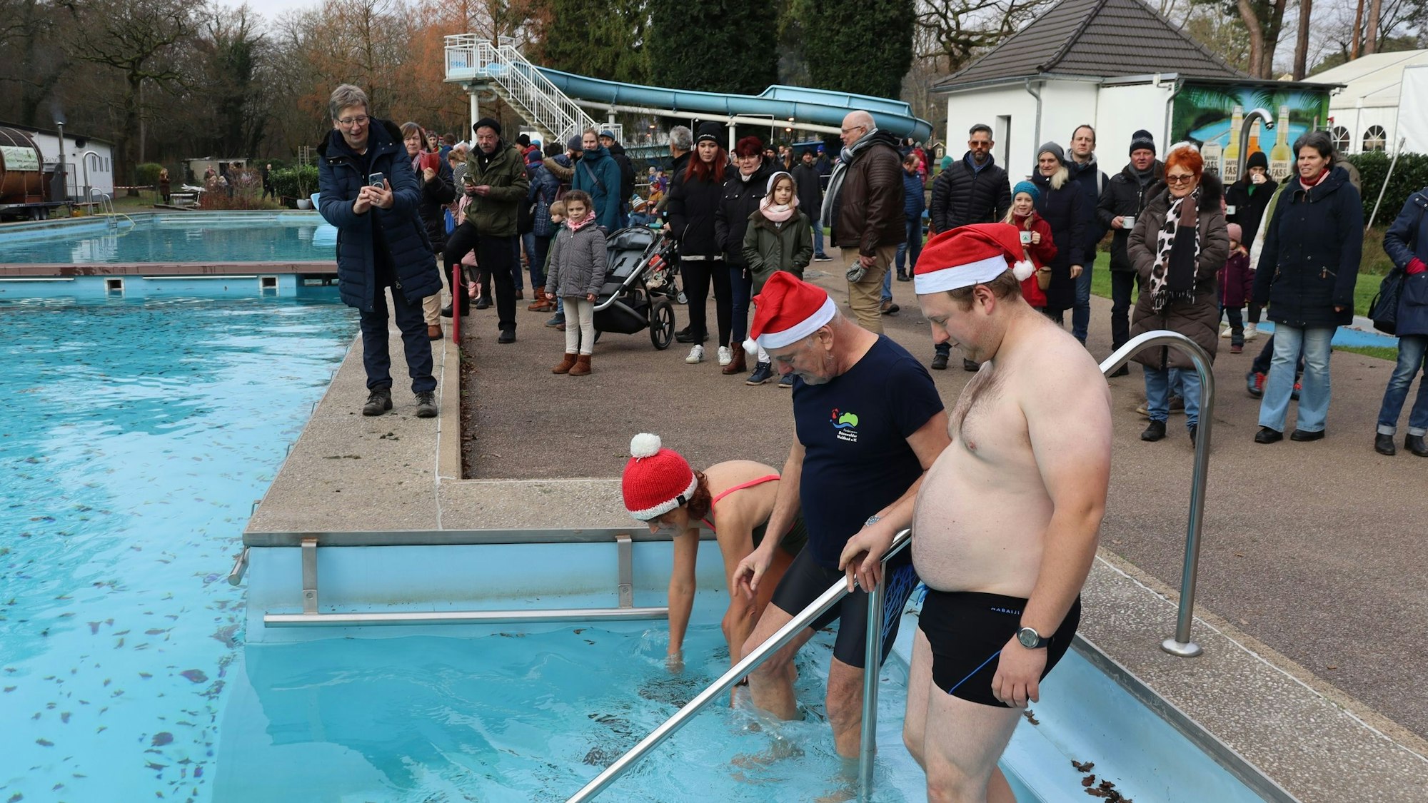 Das Anbaden übernahmen Franz, Annemarie und Lukas (v.h.) vom Förderverein des Waldbads.