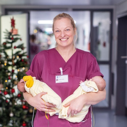 Kinderkrankenpflegerin Kathrin Kartal hält zwei Frühchen auf dem Arm.