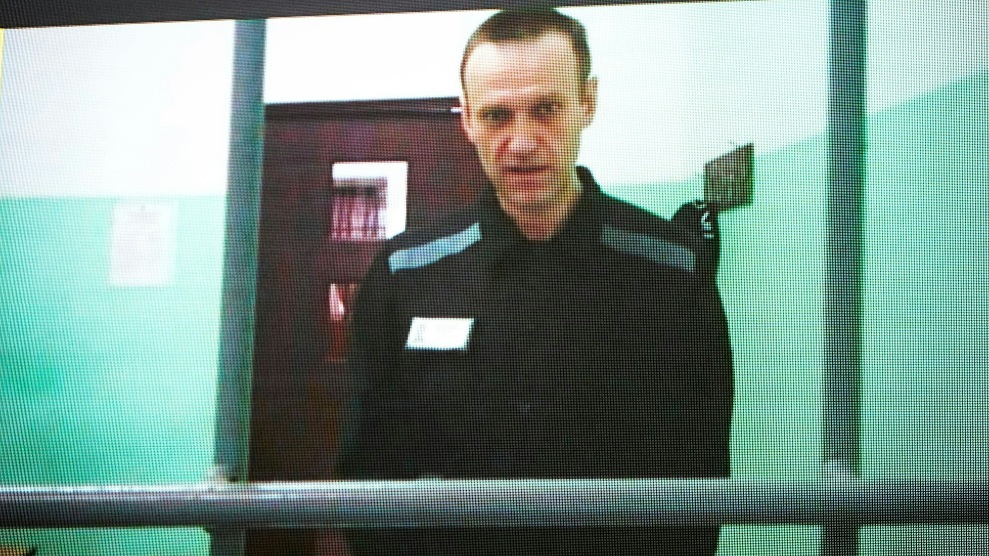 ARCHIV - 22.06.2023, Russland, Moskau: Dieses Foto einer Live-Übertragung zeigt Alexej Nawalny, Oppositionspolitiker aus Russland, während einer Anhörung vor dem Obersten Gerichtshof in Russland. Der in Haft verschwundene Kremlgegner Alexej Nawalny ist erneut nicht zu einer Gerichtsverhandlung erschienen. (zu dpa "Nawalny weiter verschwunden · Gericht setzt Verfahren aus") Foto: Alexander Zemlianichenko/AP/dpa +++ dpa-Bildfunk +++