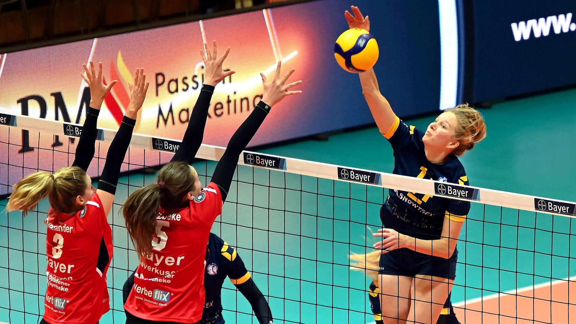16.12.2023, Volleyball-Bayer Volleys-DSHS Köln
rechts: Viola Torliene (Köln)
Foto: Uli Herhaus
