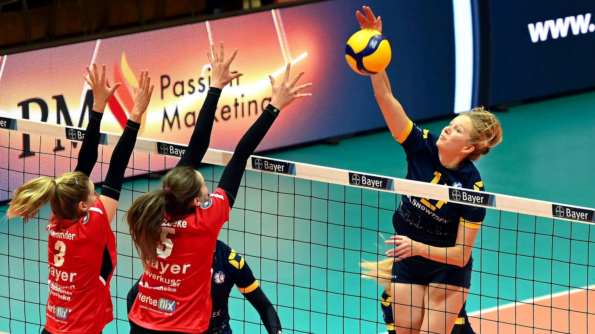 16.12.2023, Volleyball-Bayer Volleys-DSHS Köln
rechts: Viola Torliene (Köln)
Foto: Uli Herhaus