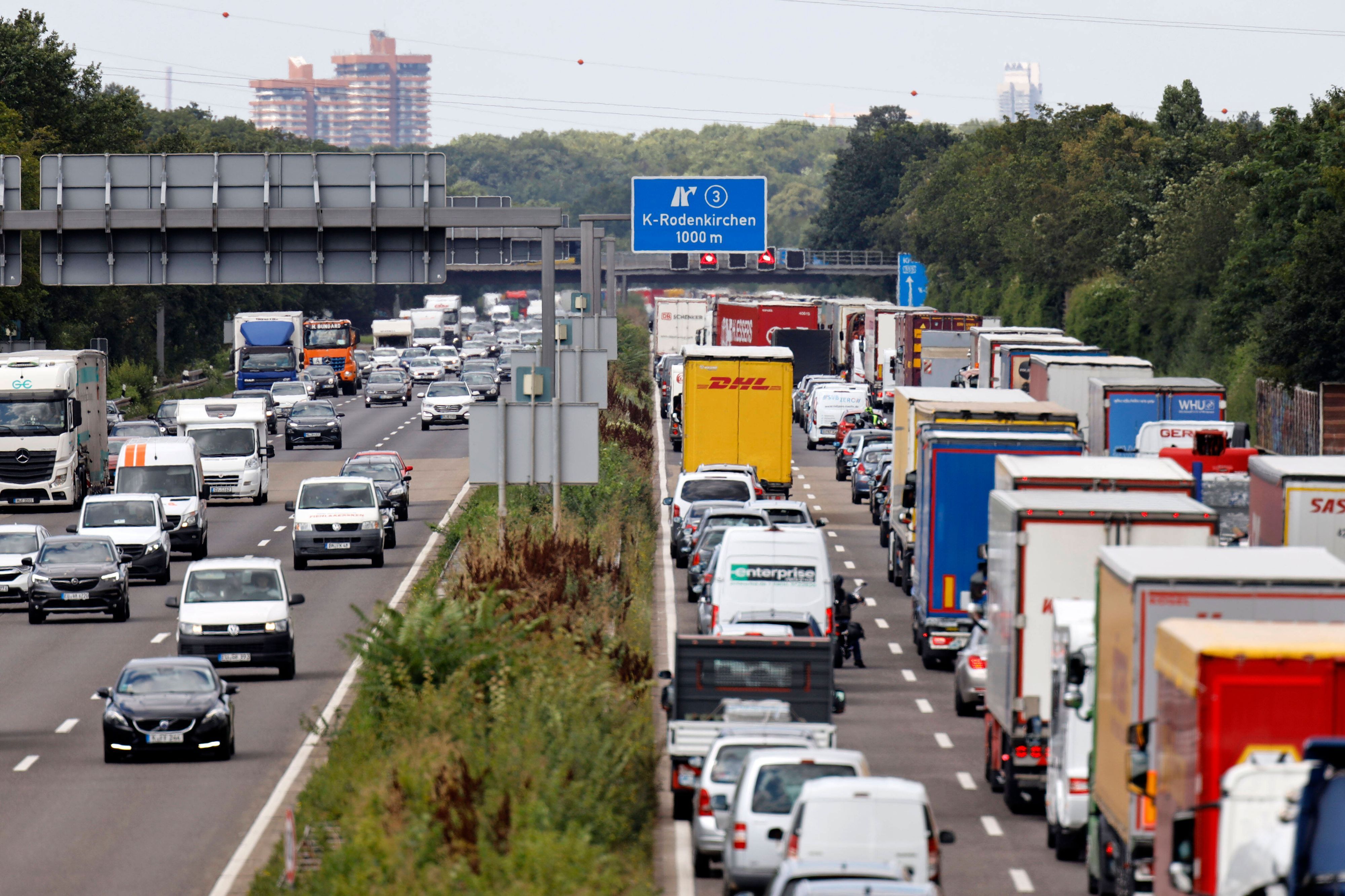 Vor der Ausfahrt Köln-Rodenkirchen hat sich auf der Autobahn A555 in Fahrtrichtung Köln ein erheblicher Stau gebildet. (Symbolbild)