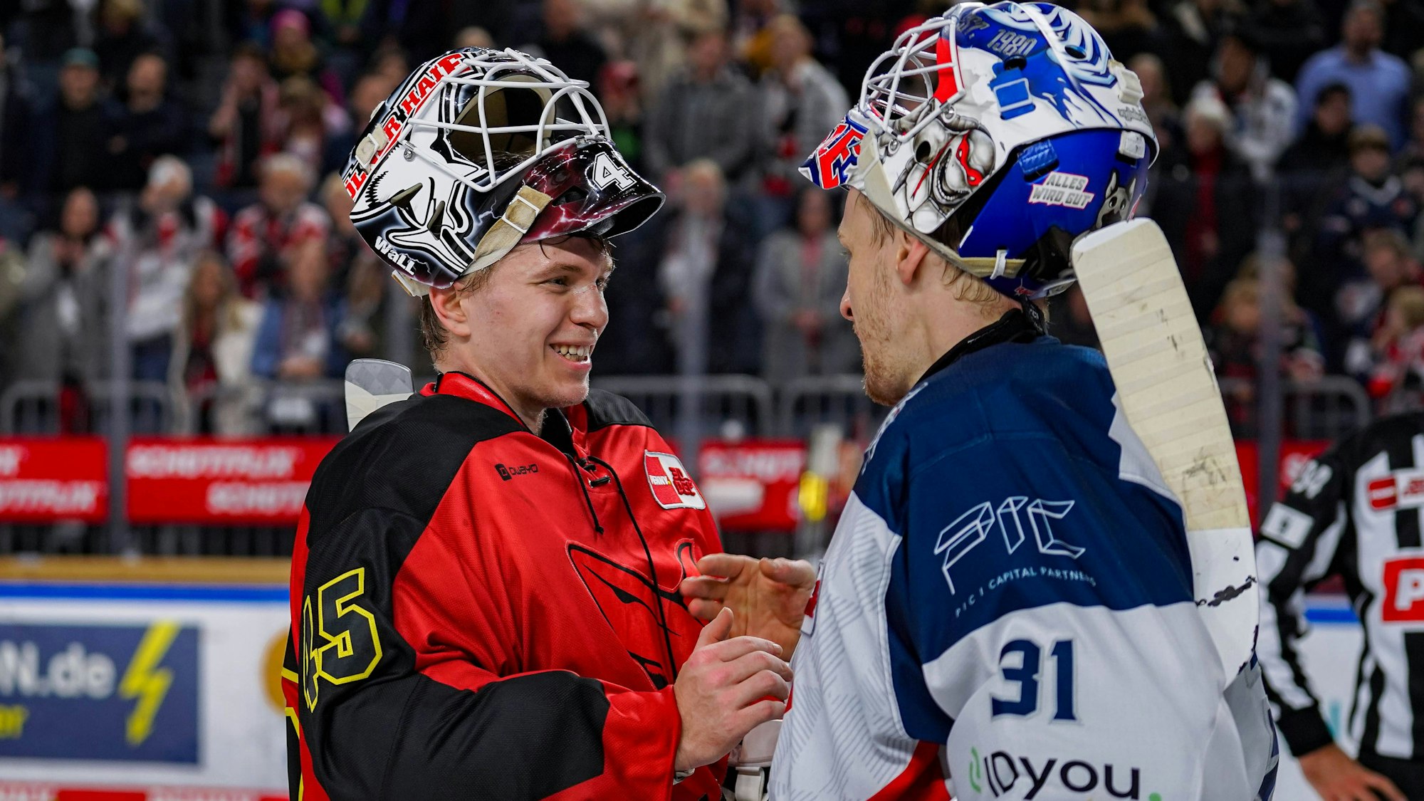 Nach Spielende kam es in der Lanxess-Arena zur Versöhnung zwischen KEC-Torhüter Tobias Ancicka Köln und Niklas Treutle der Nürnberg Icetigers.