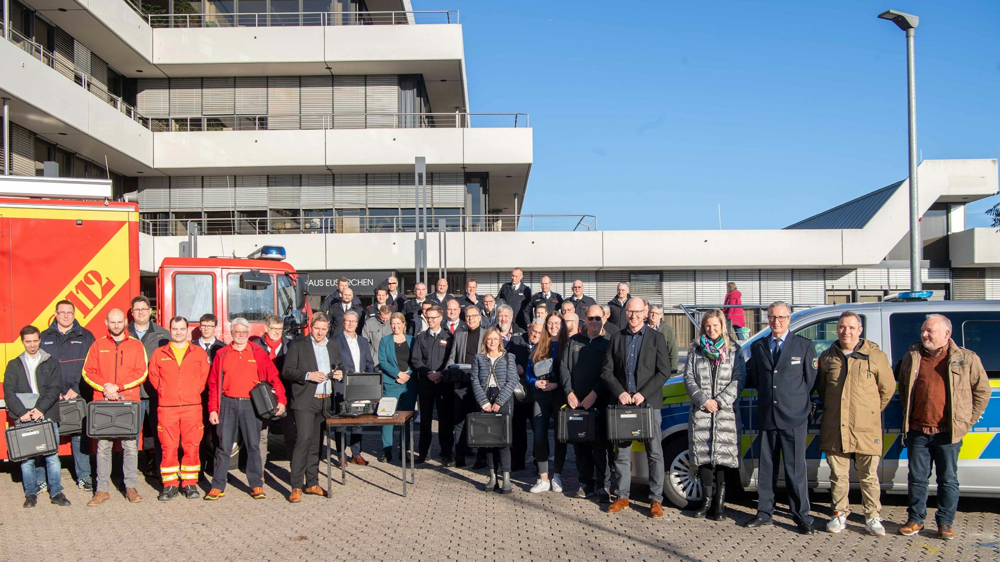 Das Bild zeigt der Vertreter der Städte und Gemeinden und der Hilfsorganisationen vor dem Kreishaus.