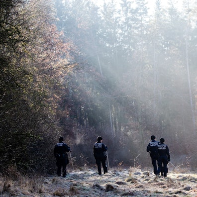 Einheiten der Polizei suchen in einem Waldstück nach einem zweijährigen Kind, das seit Sonntagabend vermisst wird.