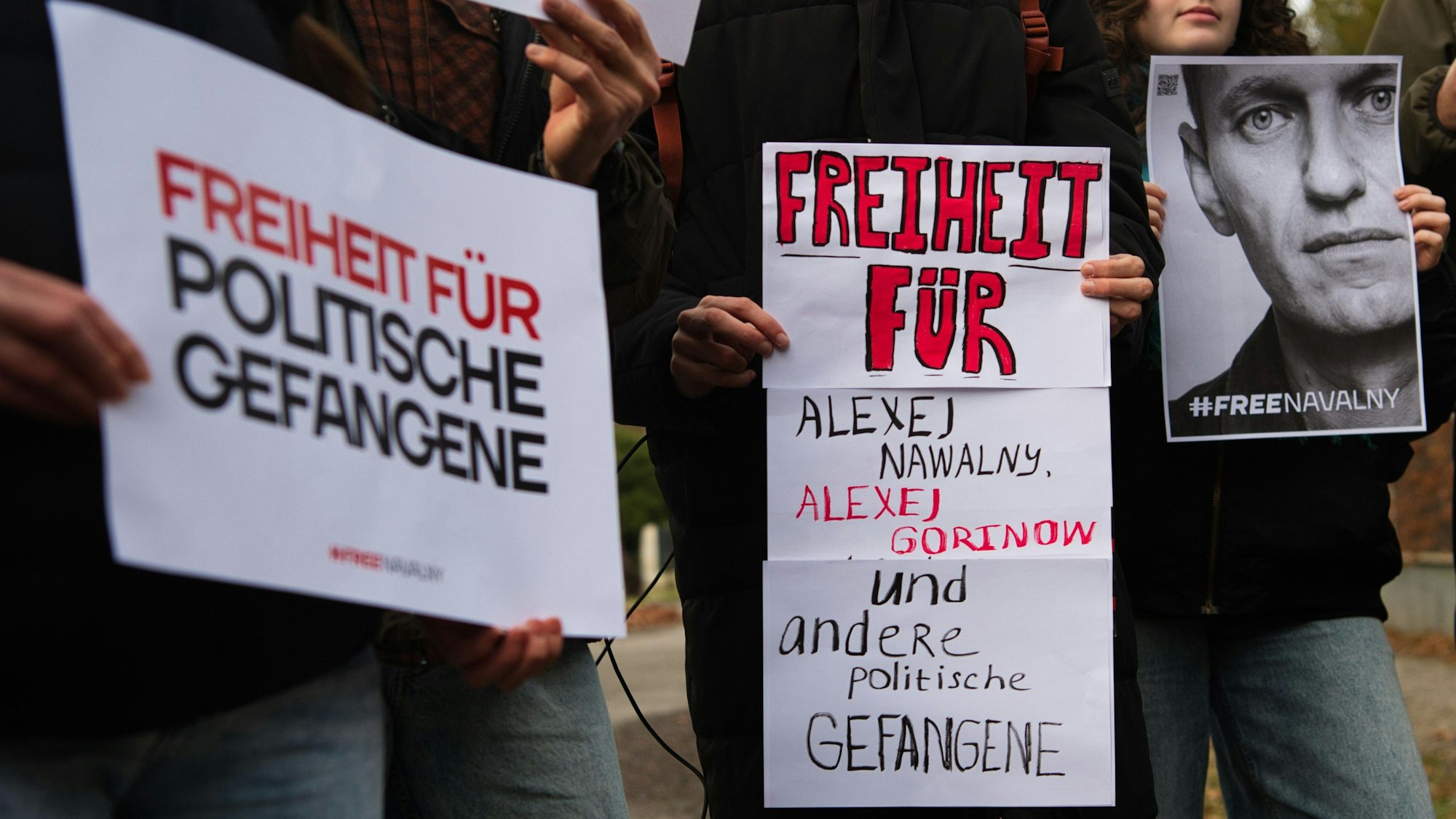 16.12.2023, Berlin: Demonstranten fordern im Rahmen einer bundesweiten Aktion vor dem Haus des russischen Botschafters Sergej Netschajew in Berlin Freiheit für alle politischen Gefangenen in Russland, darunter auch den Kremlkritiker Alexej Nawalny. Foto: Paul Zinken/dpa +++ dpa-Bildfunk +++