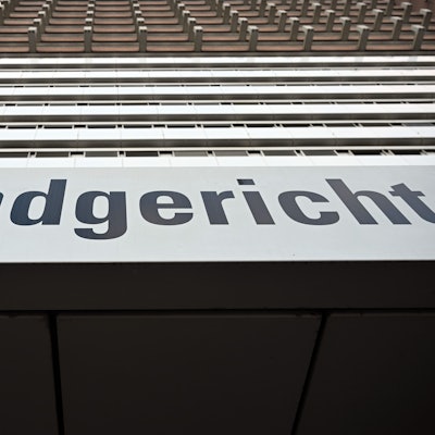 Zu sehen ist das Kölner Landgericht von außen.