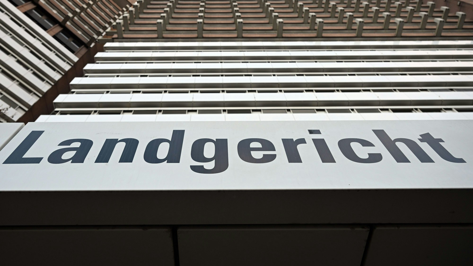 Blick auf das Eingangsschild des Kölner Landgerichts.