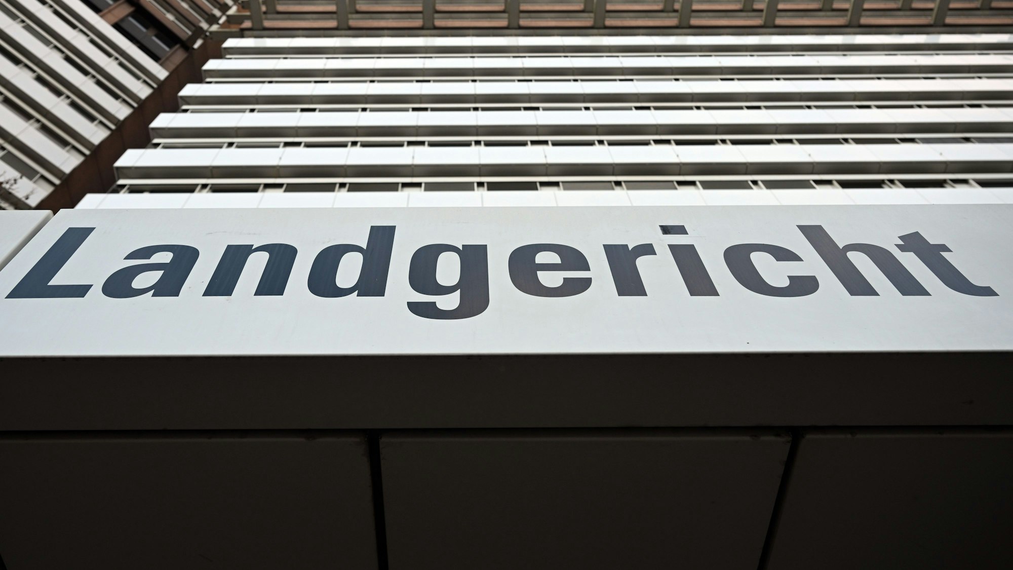 ARCHIV - 12.12.2023, Nordrhein-Westfalen, Köln: Ein Schild weist auf das Landgericht in Köln hin. (Zu dpa: «Prozess: Frau soll Prügel für Ex-Partner in Auftrag gegeben haben») Foto: Federico Gambarini/dpa +++ dpa-Bildfunk +++