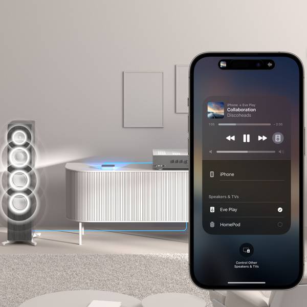 Ein Wohnzimmer mit Stereoanlage, im Vordergrund ein Smartphone.