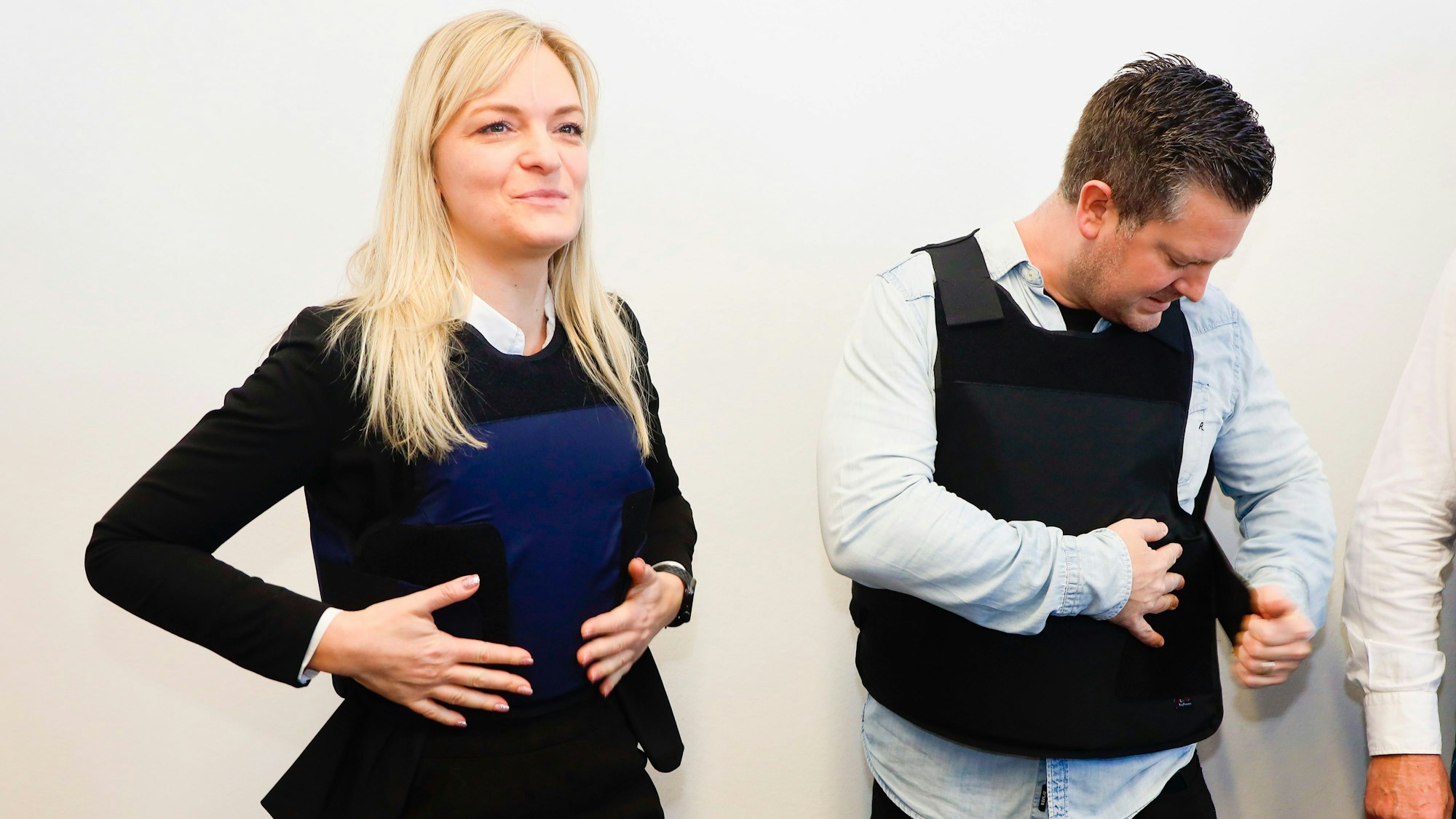 Die Schutzwesten werden individuell an Körpergröße und Statur der Gerichtsvollzieher angepasst.