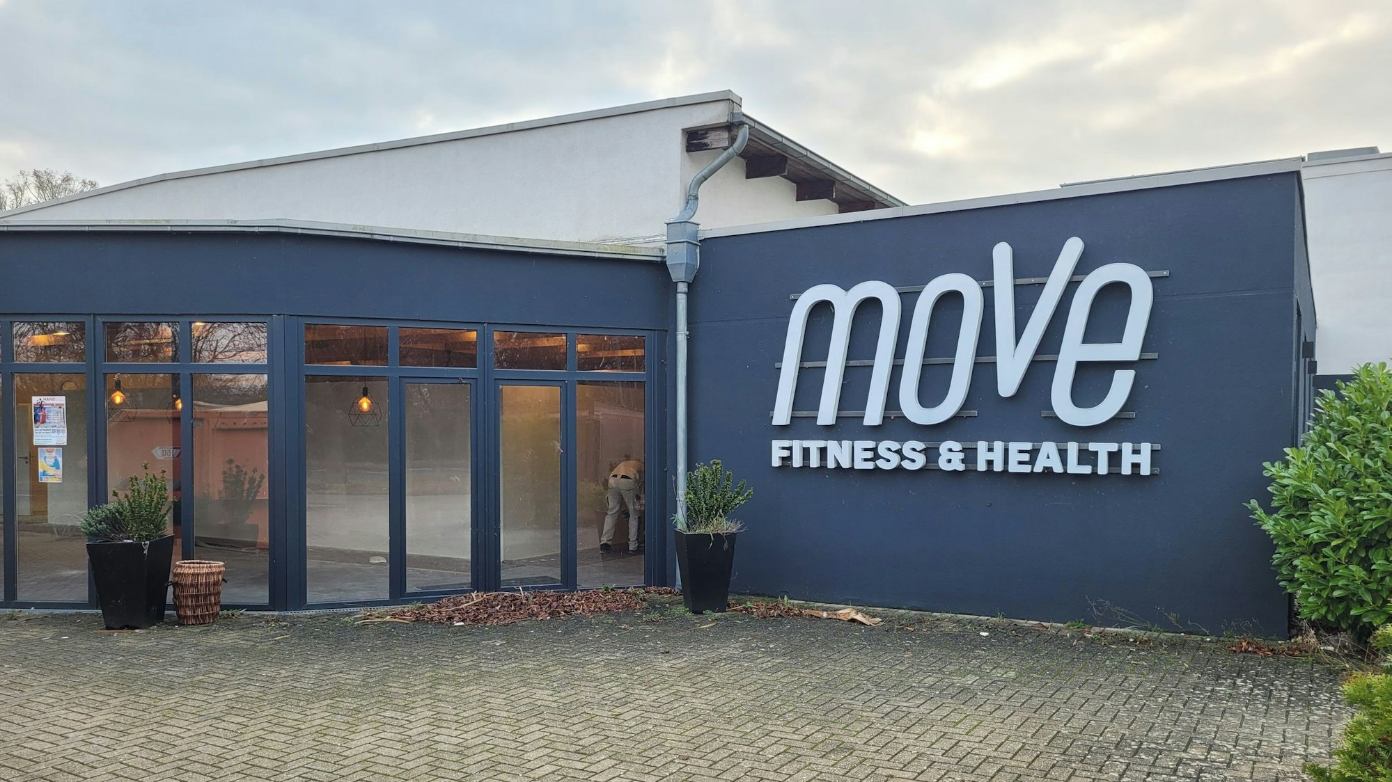 Auf dem Foto ist das Gebäude des geschlossenen Fitness-Studios „Move“ in Bedburg zu sehen.