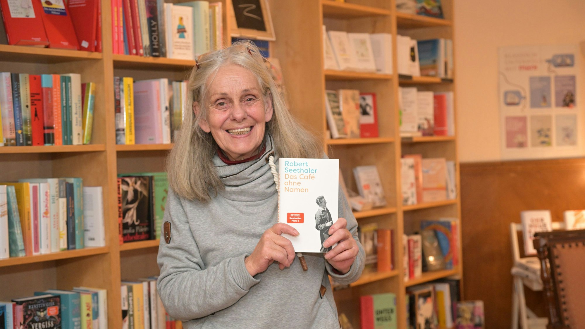 Charlotte Bärenz hält den Roman„Café ohne Namen“ in den Händen.