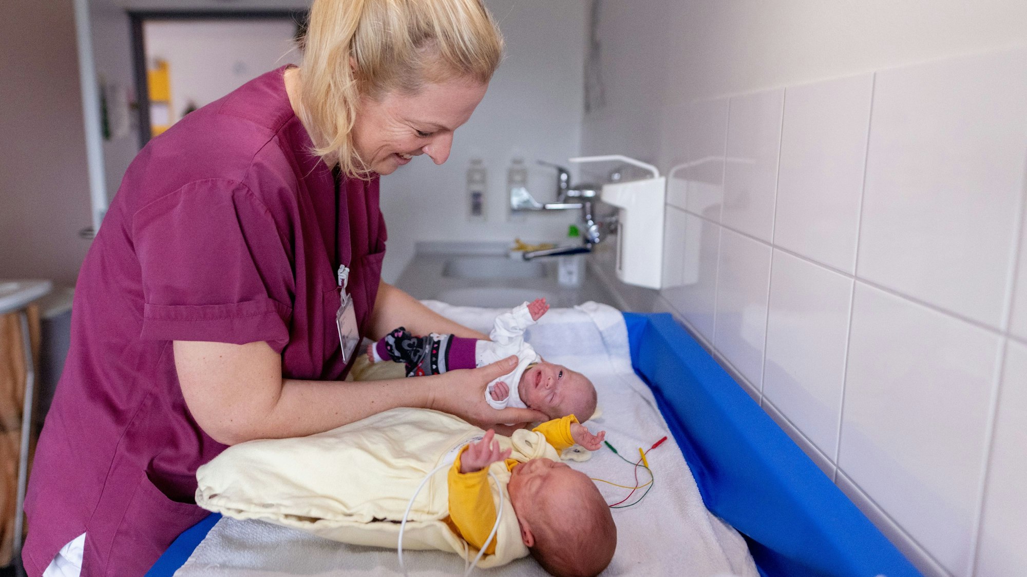 Kinderkrankenpflegerin Kathrin Kartal wickelt zwei Frühchen.