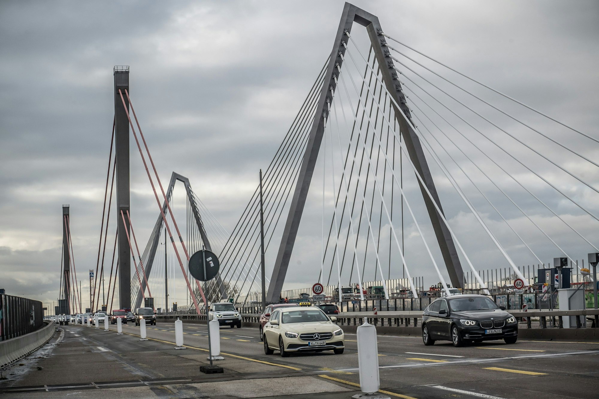 Die alte und die erste neue Leverkusener Brücke. Foto: Ralf Krieger