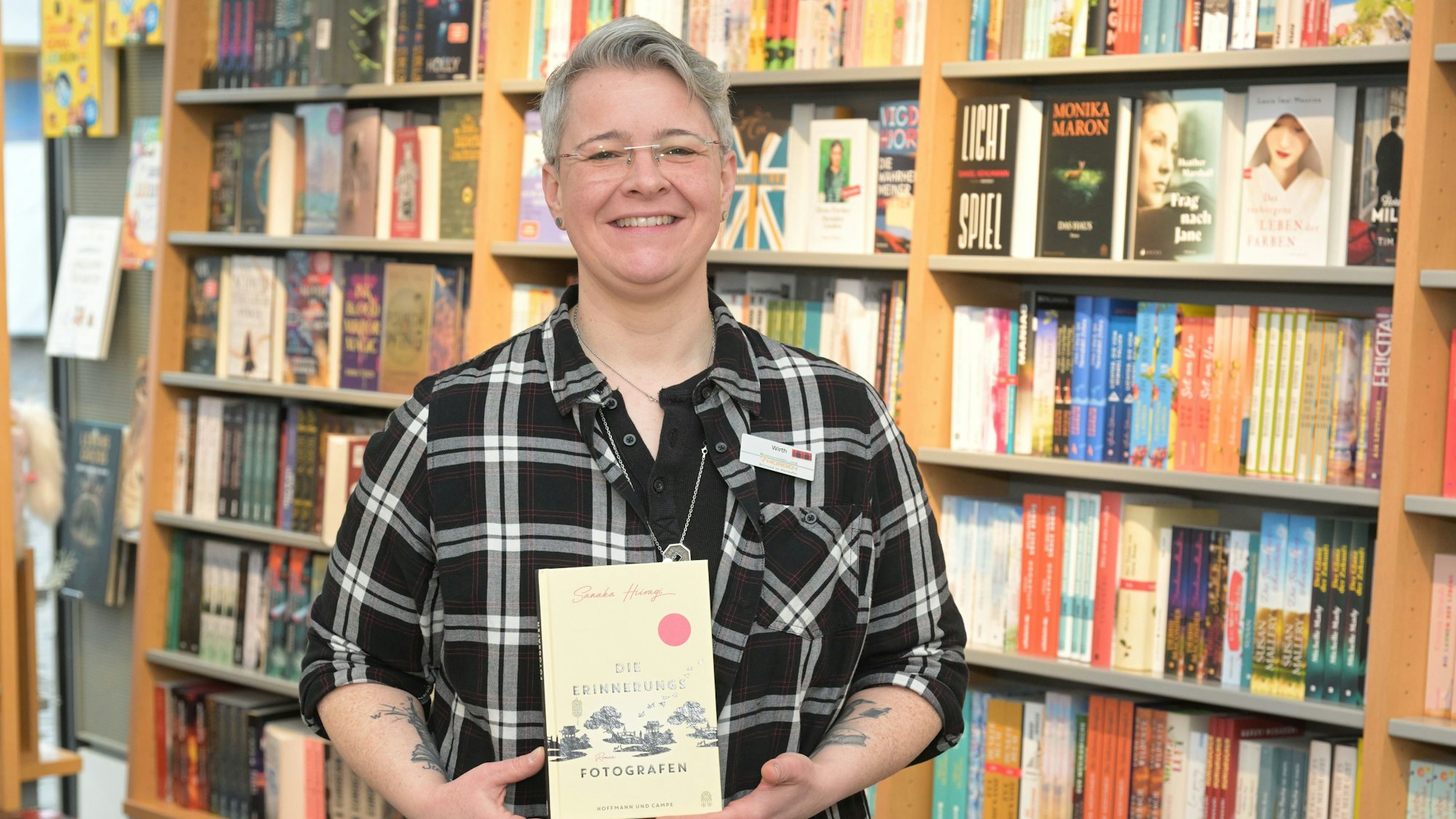 Das Buch „Erinnerungsfotografen“ hält Stephanie Wirth in den Händen.