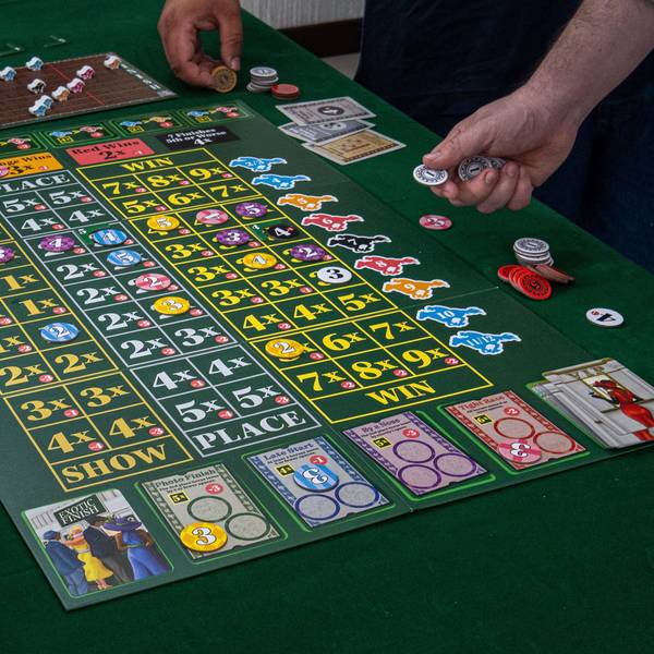 Menschen spielen das Brettspiel Ready Set Bet
