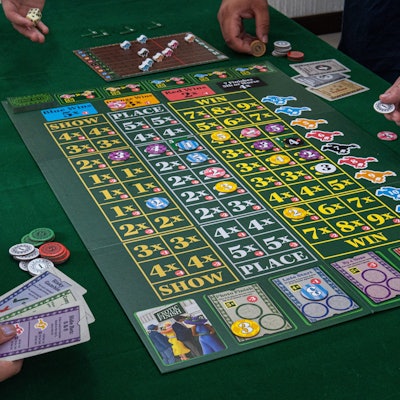 Menschen spielen das Brettspiel Ready Set Bet