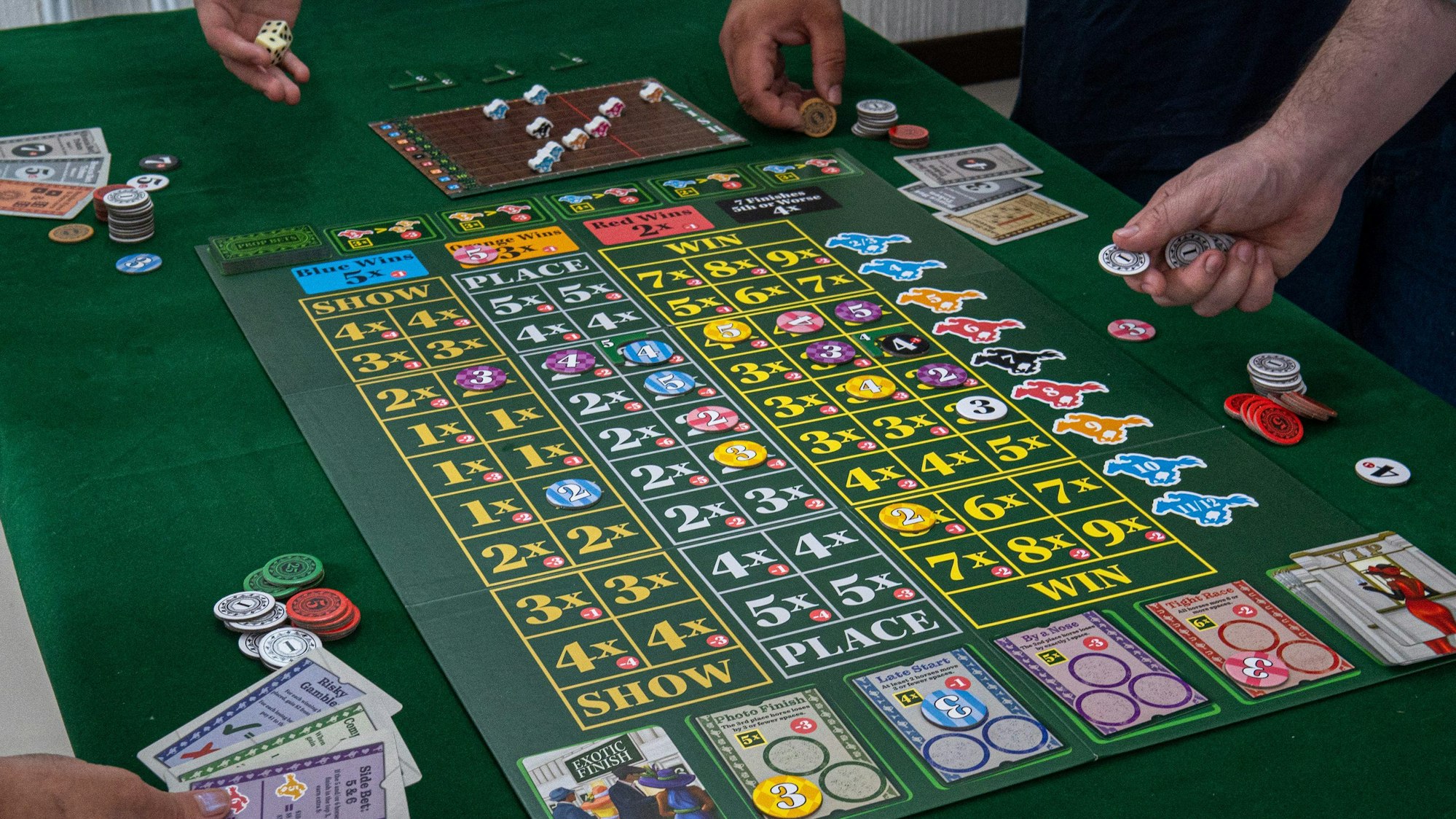 Menschen spielen das Brettspiel Ready Set Bet