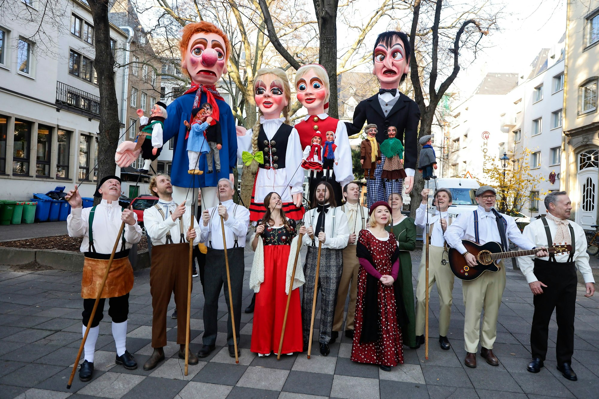 Hänneschen-Ensemble mit seinen Figuren und im Hintergund die neuen Großfiguren.