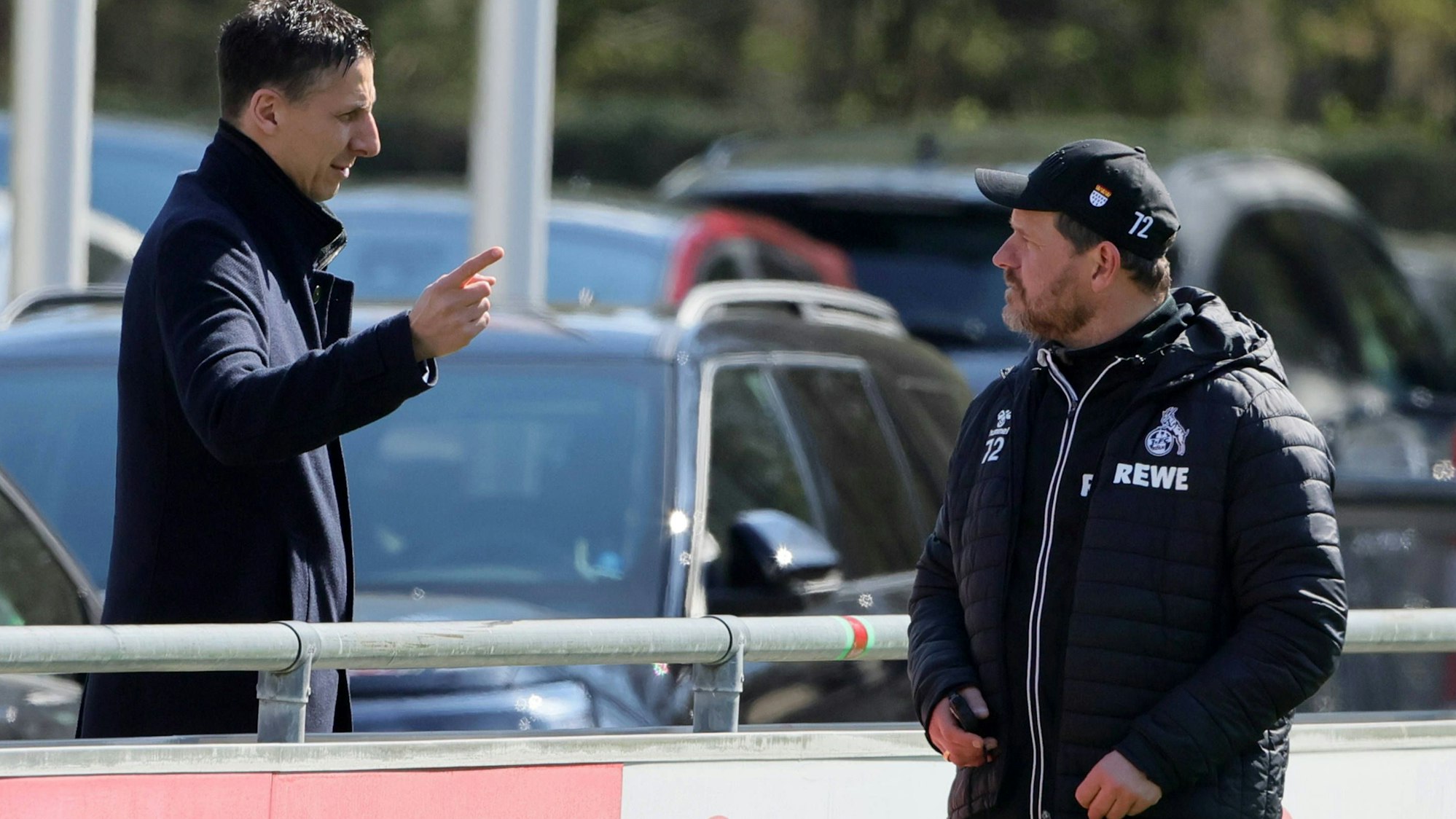 Steffen Baumgart und Christian Keller im Frühjahr 2023 am Trainingsplatz des 1. FC Köln im Grüngürtel