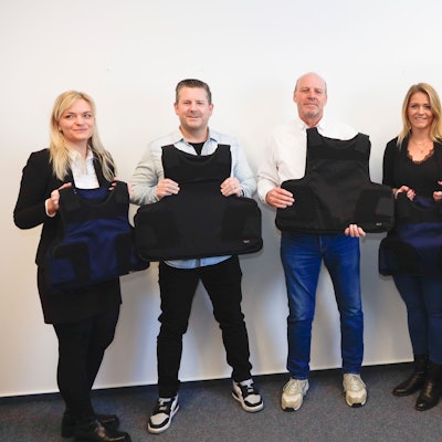 Georgia Papapostolou, Christian Stumpf, Peter Prinz und Katharina Fricke erhalten die ersten Schutzwesten von Dietmar Dumke, dem Präsidenten des Kölner Amtsgerichts (v.l.n.r.).