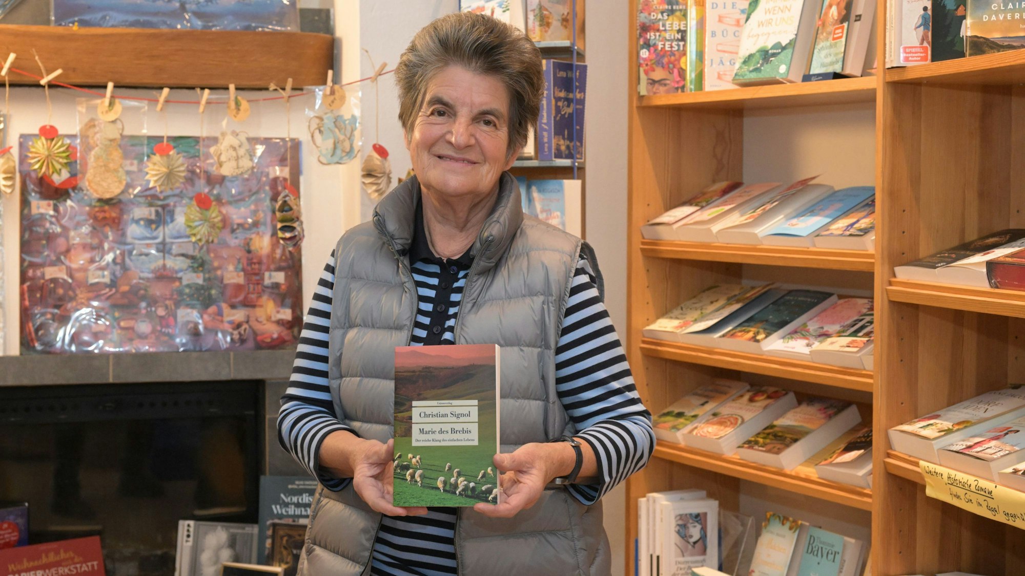 Hildegard Wolfs hält den Roman „Marie des Brebis“.
