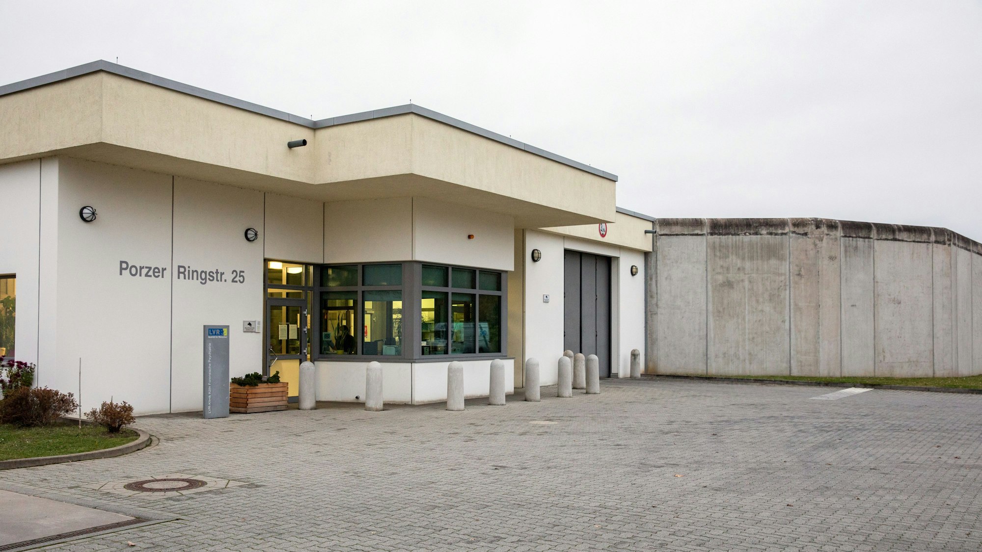 Hinter den Mauern der forensischen Psychiatrie in Porz ereignete sich im Dezember 2023 das Tötungsdelikt.