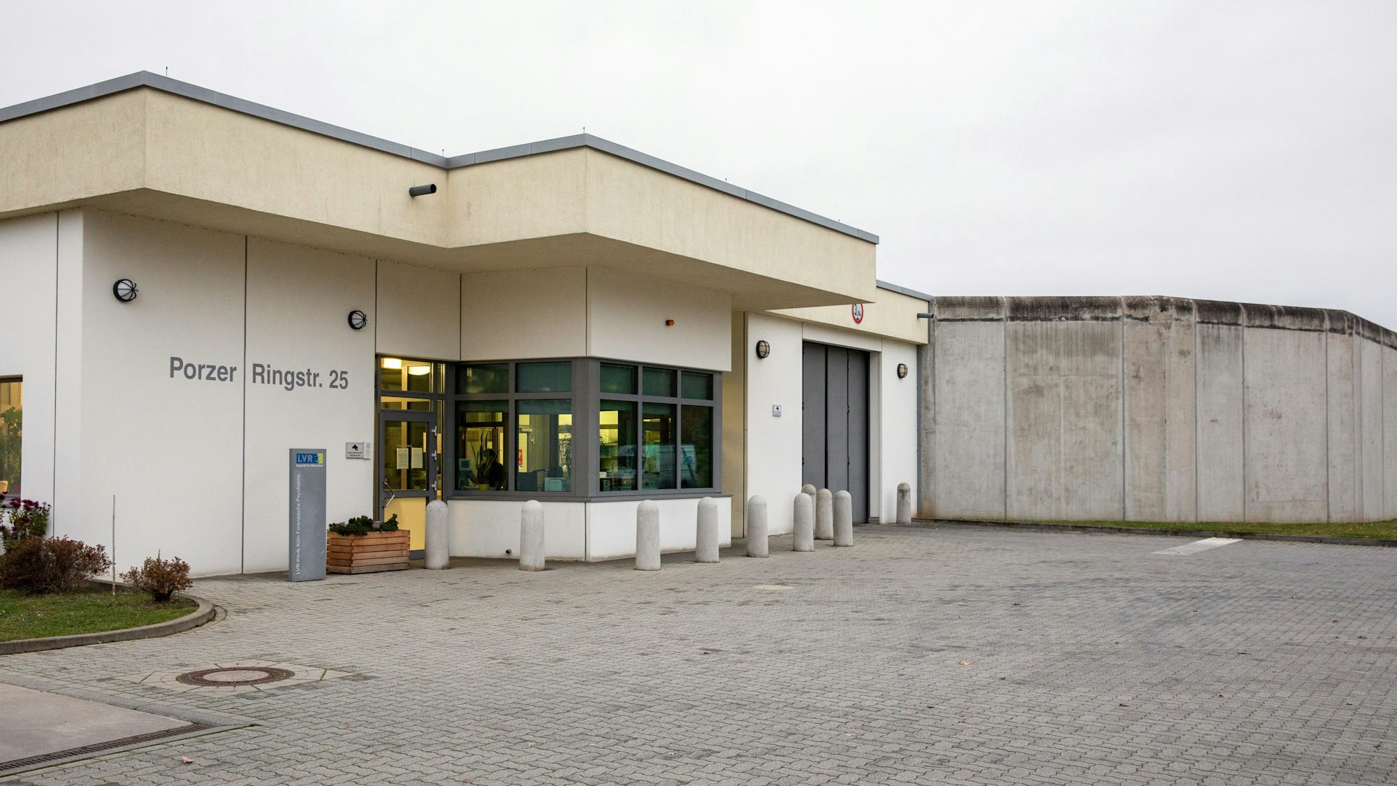 Blick auf das Außengelände der LVR Klinik.