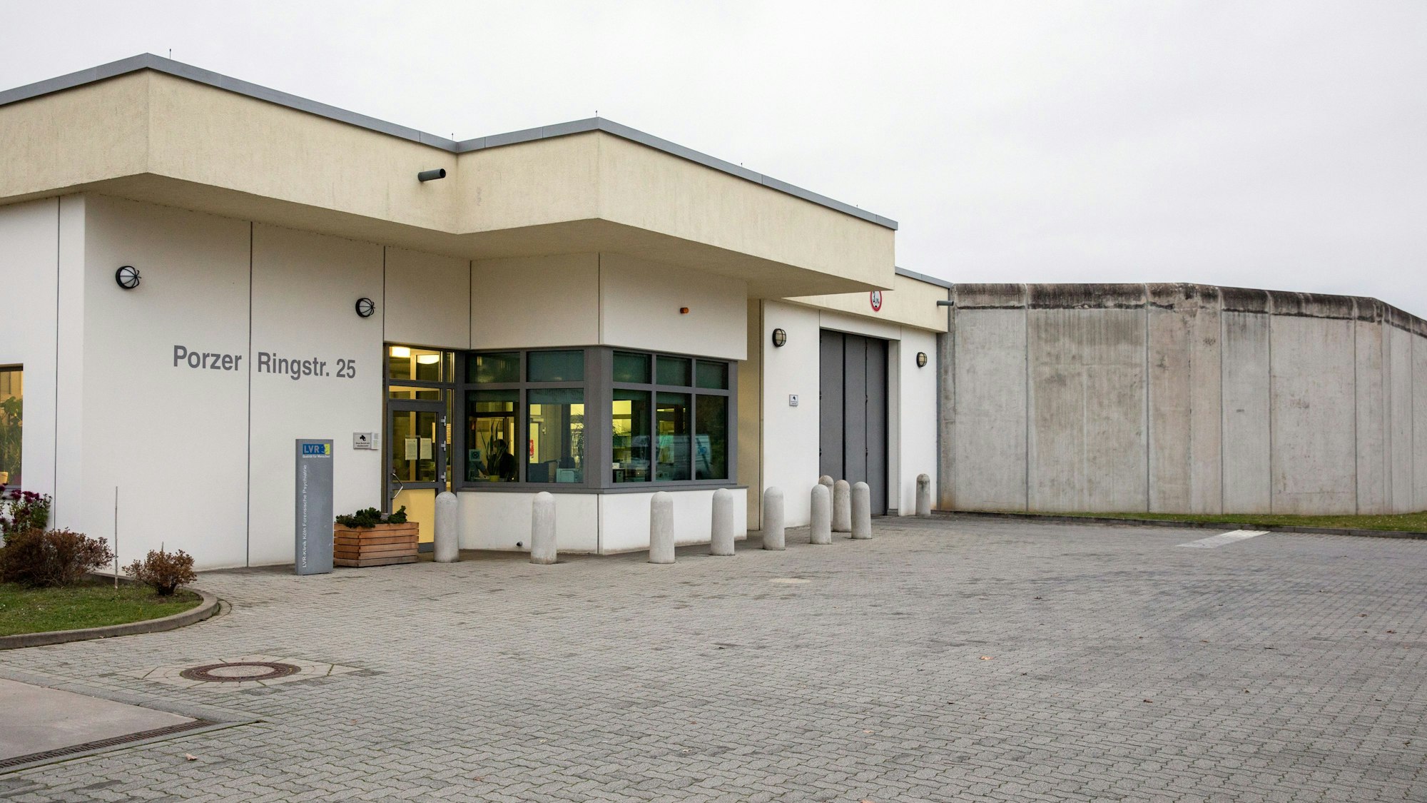 Hinter den Mauern der forensischen Psychiatrie in Porz ereignete sich im Dezember 2023 das Tötungsdelikt.