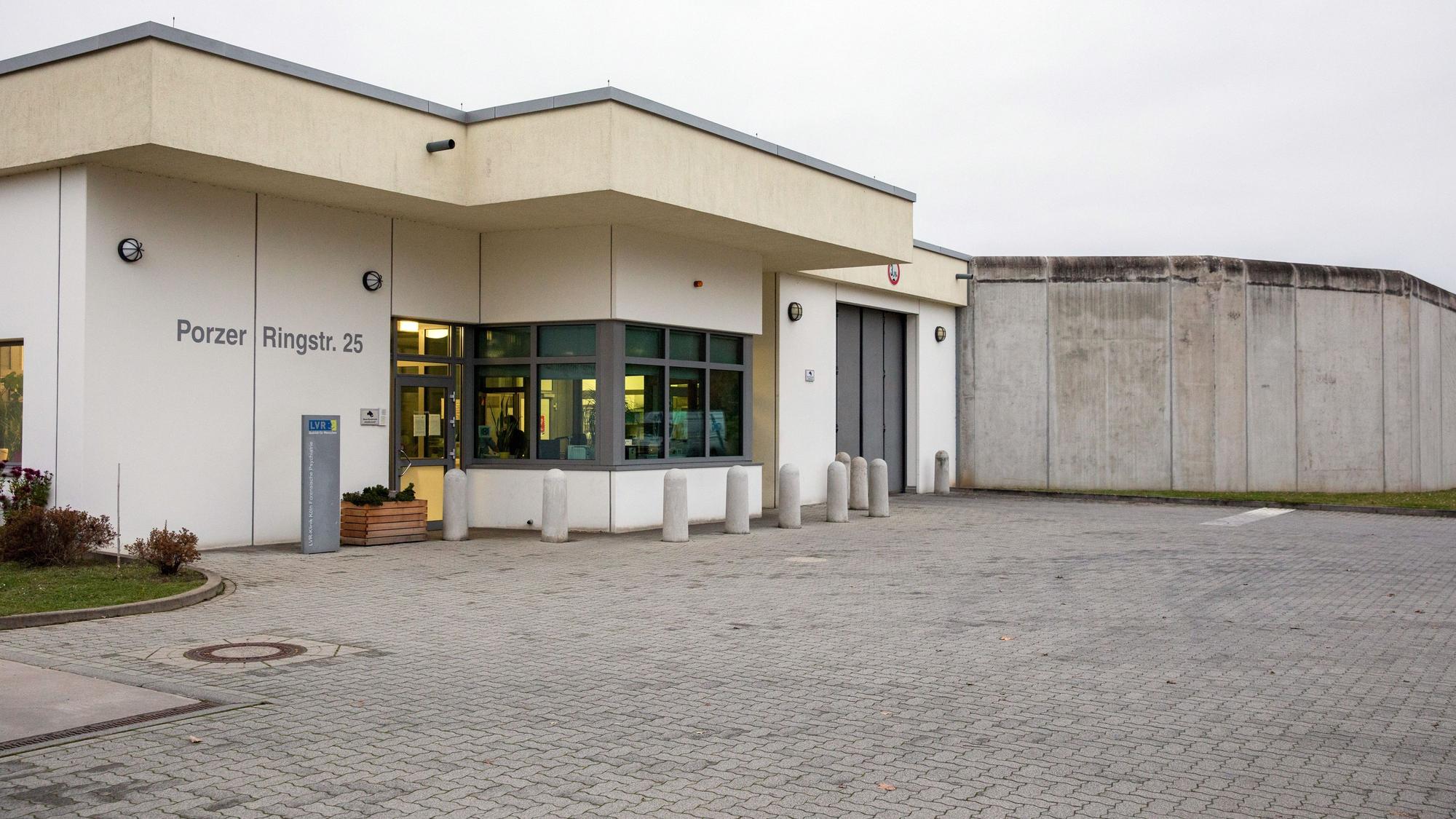 Hinter den Mauern der forensischen Psychiatrie in Porz ereignete sich im Dezember 2023 das Tötungsdelikt.