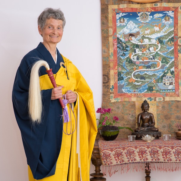 Jigen Roshi trägt traditionell Kleidung für Zen-Buddhisten