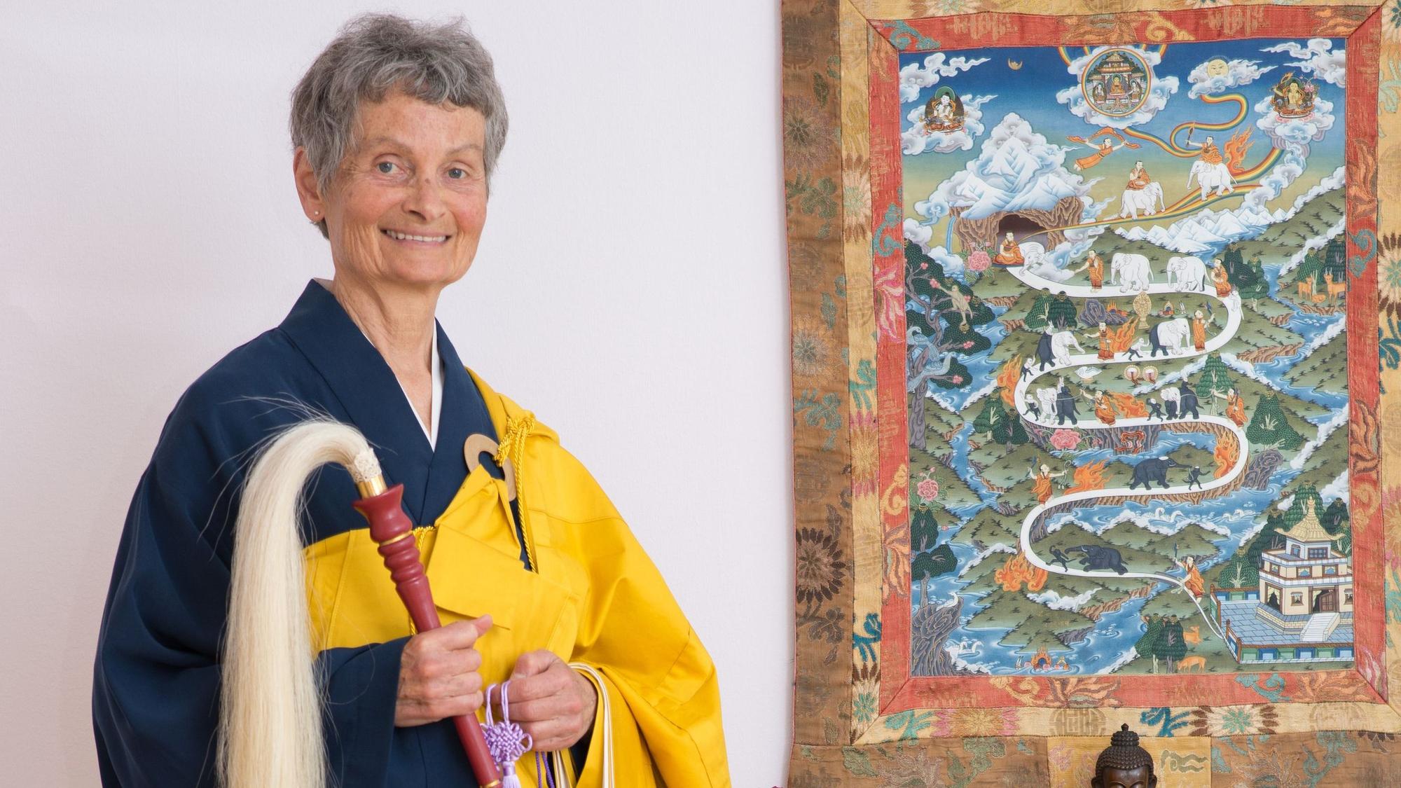 Jigen Roshi trägt traditionell Kleidung für Zen-Buddhisten